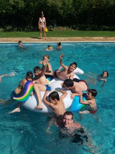 ''havingfun-intheswimmingpool-campamentos-ingles.2018.jpg''