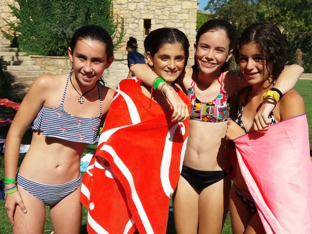 swimming-pool-summer-vallclara-sunny-girls